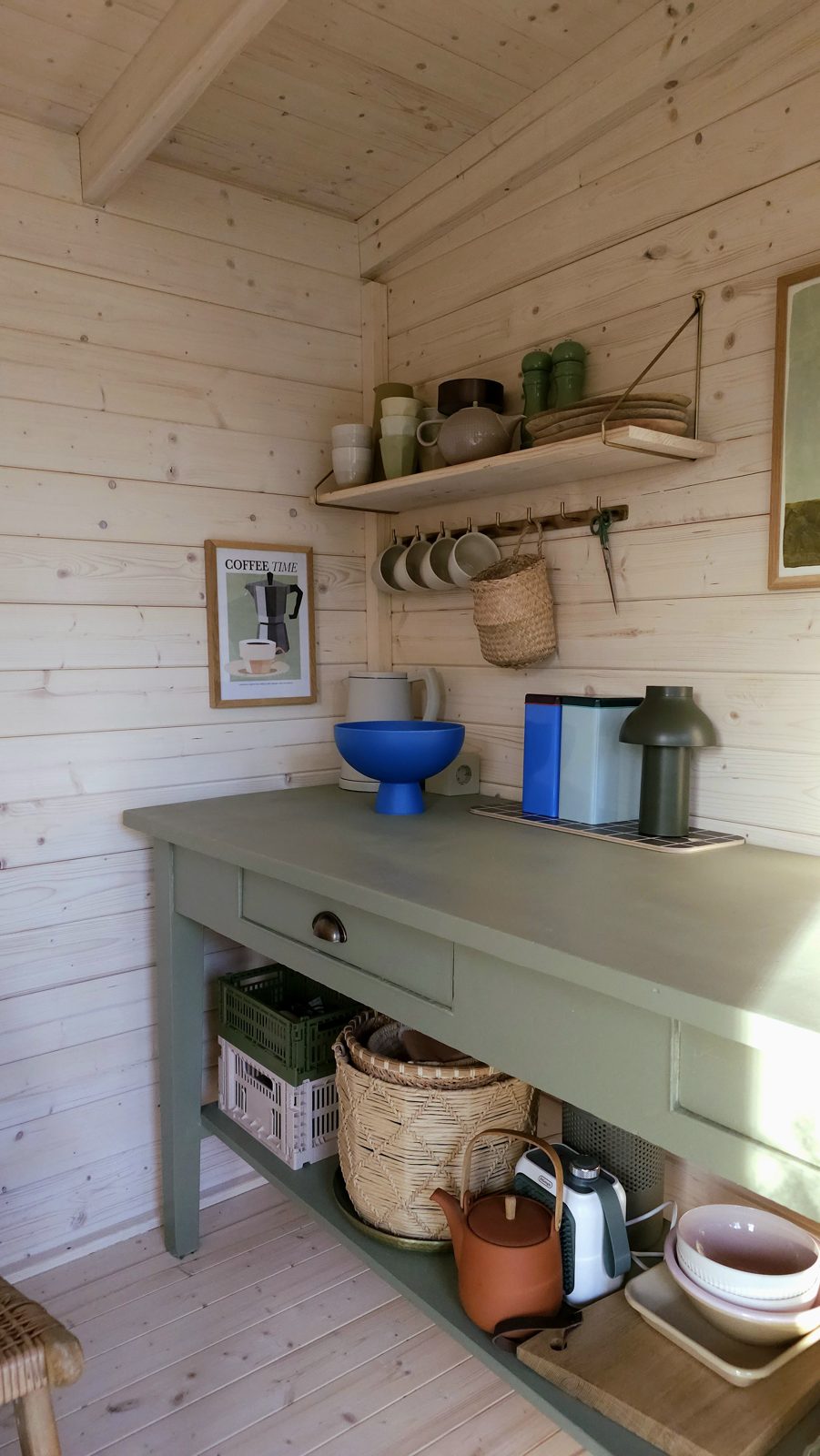 Naturbelassenes Holz-Interieur mit Sideboard