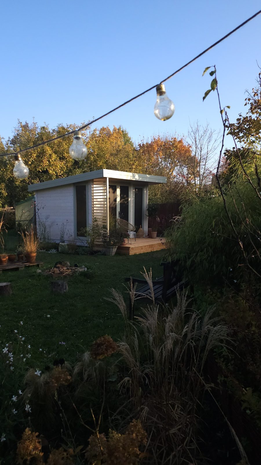 Gartenhaus in der Abenddämmerung mit Lichterkette