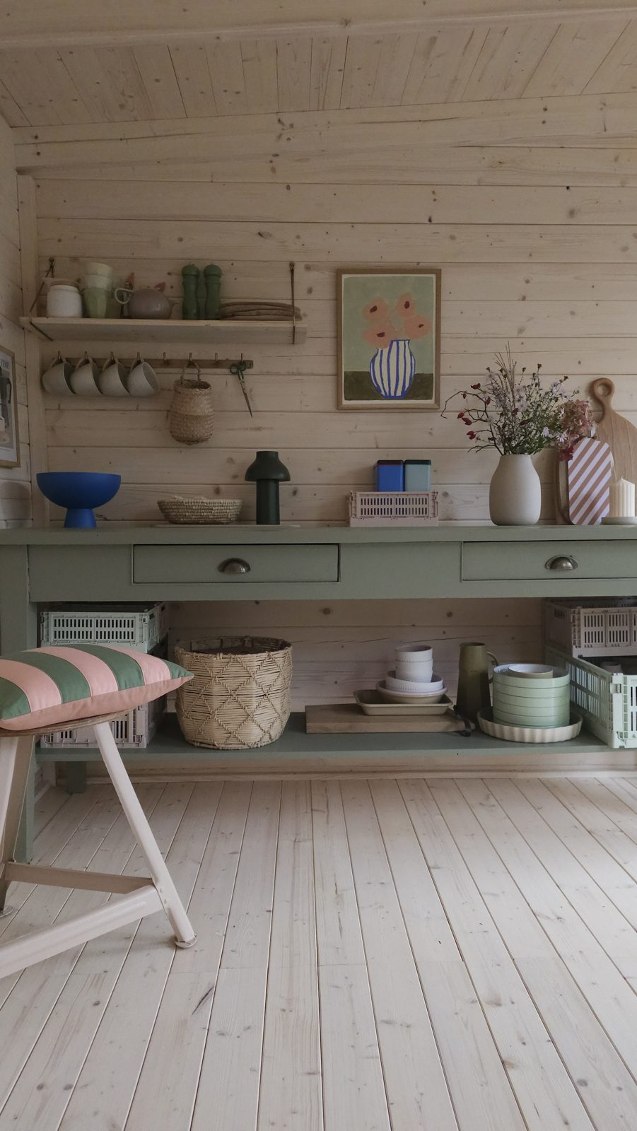 Stilvoll eingerichtetes Sideboard mit Deko