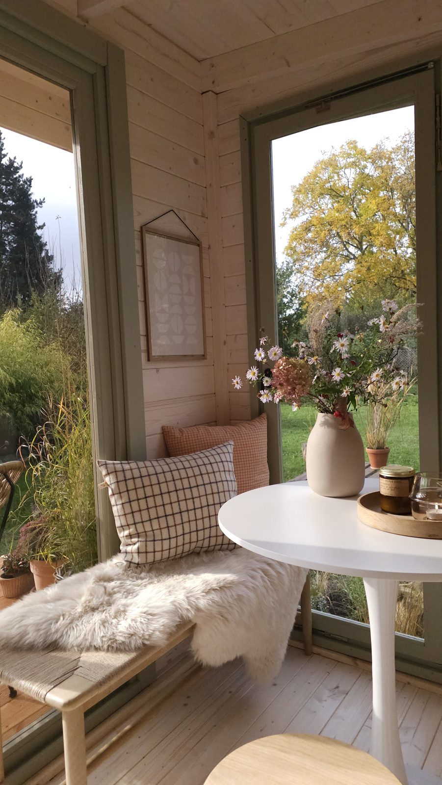 Blick vom Innenraum durch die Fenster in den Garten