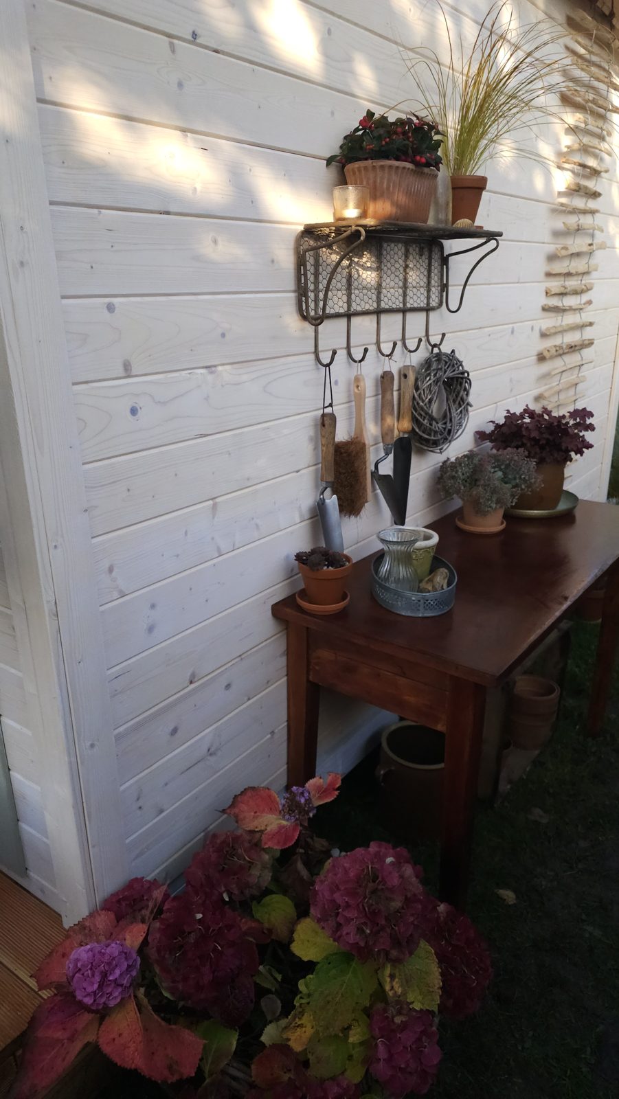 Dekodetails mit Trockenblumen und Hortensien